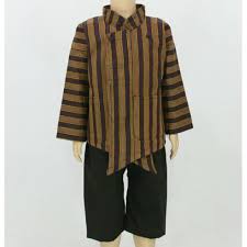 Model baju batik gamis wanita di desain dengan banyak model dan pariasi sehingga memang tidak bosan dalam memandangnya dimana yang terpenting juga adalah ketika anda sudah bisa memberikan kesesuain yang pas antara bawahan dan atasan yang akan dikenakan. Jual Jual Setelan Baju Surjan Lurik Anak Size 0 S M Bahan Jakarta Utara Al Awwalu Shop Tokopedia