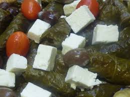 Distribuite la carne nelle foglie di vite e chiudetele a involtino. Involtini Di Foglie Di Vite Ripiene Dolma Mangiare Bene