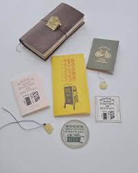 tn 不算一个疯狂的tn迷到目前为止也只有一个标准本和台湾诚品书店合作的这一期真是一见钟情 凸版印刷让内芯表面呈现出 paperlove wallet money clip