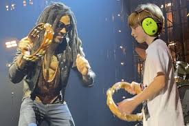 Lenny Kravitz Spots Kid Named Lenny at His Show and Brings Him on Stage to  Jam