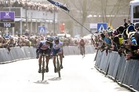 Het is voor stuyven de eerste keer dat hij de. Jasper Stuyven Sprint Sneller Dan Yves Lampaert In Duel Der Het Nieuwsblad Mobile