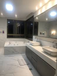 Banheiro Com Banheira Hidromassagem Em 2020 Banheira Hidromassagem Banheiros Luxuosos Banheiro