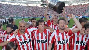 De bieler y con una gran actuación del arquero juan carlos olave, que tapo 3 posibilidades de gol, el equipo pirata superó a estudiantes de la plata por 2 tantos contra cero. Estudiantes De La Plata Sexto Del Mundo Mundo D