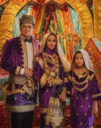Bahkan setiap harinya, ribuan masyarakat memenuhi kolom komentar akun sosial media bella dan sang suami. Mengenang Pesta Pernikahan Laudya Cynthia Bella Dan Engku Emran Tabloidbintang Com