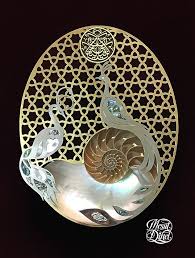 Yarim Kesilmis Natilus Sedef Kabugu Uzerine Tek Parca 1 5 Mm Bronz Kesim Yerlestirme En Ustte Daire Icinde Musenna Sulus Yazi Tarzi Ile Kunf Gumus Taki Sanat