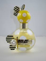 This fresh and fun scent is filled with sweet floral and fruity notes. Marc Jacobs Honey Eau De Parfum Review Musings Of A Muse