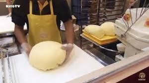 Jangan risau , lepas ini akak boleh buat seperti itu dengan resepi donut seperti big apple , dunkin donut. How Big Apple Donuts Making The Soft Tasty Creamy And Yummy Donuts Youtube