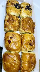 Belah pisang jangan putus, lalu sisipkan keju cheddar dan taburi sedikit gula pasir atau irisan dcc/meses. Pisang Bolen Satuan Daftar Harga Menu Holland Bakery Gambar Review Rasa Paket Promo Foodierate