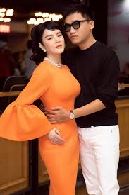 Lý nhã kỳ không ngại thể hiện những hành động thân thiện, gần gũi với nghệ sĩ nam trong làng giải trí. Ly Nha Ká»³ Khoe Ngá»±c Khá»§ng Con Tinh Tá»© Nep Sat Vao NgÆ°á»i Mr Cáº§n Tro Xuan Nghá»‹