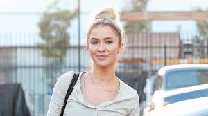 Kaitlyn bristowe stands at a height of 1.62 m i.e. Kaitlyn Bristowe Wants To Battle Through The Pain After Dwts Injury