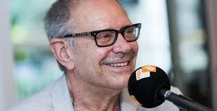 Een artiest met een oeuvre zoals rob de nijs dat in jaren heeft opgebouwd, zou makkelijk op zijn lauweren kunnen rusten en de hits van weleer het werk laten doen. Heftige Beelden Rob De Nijs Maakt Flinke Smak Van Podium