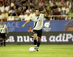1 sierpnia 1998 roku hasan salihamidžić podpisał kontrakt z bayernem monachium stając się najdroższym bośniackim piłkarzem. 2007 08 Hasan Salihamidzic Bayern And Zdenek Marca English