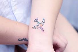 Sevdiklerinize çok güzel ve pratik çizimler yapabilirsiniz. Geometrik Ucak Bilek Dovmeleri Geometric Airplane Wrist Tattoos Mini Tattoos Dovme Bilek Dovmeleri