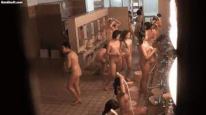 澡堂偷拍：学校浴室集体来洗澡的学生，光着身子一窝蜂的涌来【MP4471MB】 | 国产网盘- AV狼