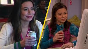Icarly is a nickelodeon sitcom starring miranda cosgrove that ran from 2007 to 2012. Miranda Cosgrove Recreated Her Iconic Meme For The Icarly Reboot