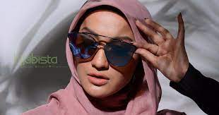 Seorang wanita warga emas berdepan detik cemas apabila diacu pisau dalam kejadian samun di kediamannya di bagan tiang, tanjung piandang di sini pada jumaat. Nak Pakai Spec Tapi Takut Tudung Kembang Cuba Ikut 5 Tip Mudah Ini Hijabista