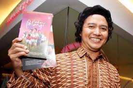 Teks ulasan tak hanya bermanfaat bagi si pembaca teks tetapi juga bagi si penulis dan pencipta karya yang dilulas. Teks Ulasan Pengertian Struktur Kaidah Dan Langkah Menyusun Halaman All Kompas Com