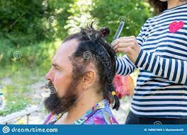 Haarschnitt Für Männer Mit Langen Schwarzen Haaren Mädchen Zerlegt Einen  Schwanz an Einen Bartschwanz Mittleren Alters Stockfoto - Bild von farbton,  einstellen: 160807668