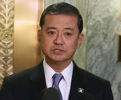 Top VA health official resigns under fire