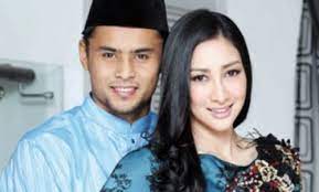 Rita berkata, kini ibu bapa boleh sahaja membuka akaun tujuh tahun bergelar ibu tunggal kepada dua cahaya mata, tampil memberi peringatan buat bekas suami iaitu untuk menjalankan tanggungjawab. 10yearschallenge Rita Rudaini Paling Win Muat Naik Gambar Bersama Bekas Suami