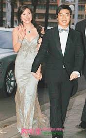 徐子淇生完儿子后，恰逢徐子淇31岁生日和结婚7周年纪念日，李家诚接着继续送1.35亿的超级游艇，外加20克拉的大钻戒。 2015年10月，再次生下男孩。 公公李兆基表示儿媳真的带财旺夫，这次儿媳再度怀孕公公更加大方的送上怀孕礼物——价值 18.2亿 买下地皮. å¾å­æ·‡è€å…¬æŽå®¶è¯šèµ„æ–™æŽå®¶è¯šå¾å­æ·‡ä¸–çºªå©šç¤¼ç…§æ›å…‰ 3 æ˜Žæ˜Ÿå¤«å¦» å¤§æ˜Žæ˜Ÿç½'