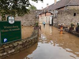 Haus kemnade showing the west side with arched bridge and the main portal. Ruhr Hochwasser Wasserburg Haus Kemnade Unter Wasser Bochum