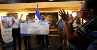Crédito solidario es el proyecto que el gobierno de la república de honduras impulsa para brindar apoyo a la pequeña y mediana empresa, dando hasta trecientos mil lempiras en crédito para que los. Credito Solidario Genera Mas De 10 000 Empleos En Mercados Diario Roatan