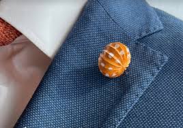 Adiós al clásico pin de la portada: este es el accesorio que más se venderá  para la Feria de Sevilla