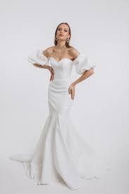 Langärmeliges hochzeitskleid hochzeitskleid spitzenhochzeitskleid source by brooklyn3322. Minimalismus Ist Der Schlussel Zur Eleganz Eines Hochzeitskleides Pearl Fashion Group