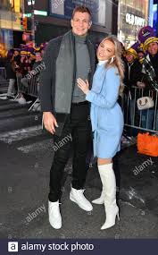 Camille shows off her comedic timing and nailed the spot as she explains the benefits of the manscaped lawnmower. Rob Gronkowski Und Camille Kostek Nehmen An Der Times Square Silvester Feier 2020 Am 31 Dezember 2019 In New York City Stockfotografie Alamy