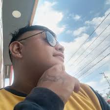 Alex Loeza's Instagram, Twitter & Facebook