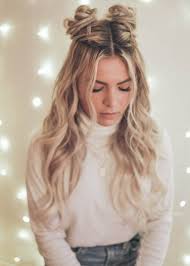 21 Prom Frisuren 2019 Aus Aller Welt Frisuren 2019 Neue Haarschnitte Und Haarfarben Aesthetic Hair Concert Hairstyles Bun Hairstyles