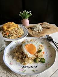 Salah satunya yaitu nasi goreng telur kacang polong berikut ini. Selamat Pagi Sahabat Cooking With Sheila Yuk Mulai Aktivitas Kita Dengan Menu Makan Pagi Yang Simple Nasi Goreng Ikan Asin Resep Masakan Asia Makanan Sosis