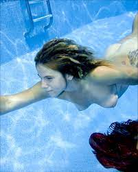 File:Nude underwater swim.jpg - Wikimedia Commons
