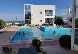 Complexul la perla se situeaza direct pe plaja marii negre, in zona linistita dintre statiunile eforie nord si eforie sud si se compune din 7 vile si un hotel, deschis tot timpul anului. Complex La Perla Eforie Nord Romania Alfitravel Ro