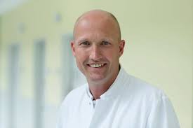 Jetzt spielt er wieder: Kanadischer Eishockey-Profi Bobby Wren überwindet  Darmkrebs im St. Franziskus-Hospital