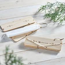 商品仕様 品番jb466参考価格 税別 570円 最低ロットで製作したときの参考価格です ロットや名入れ方法 パッケージの仕様によって価格は変わってきます サイズ縦60mm 横180mm 厚さ3ｍｍ 1枚の厚み 原材料ヒノキ最低ロット500個1ケース入り数300個 名入れ方法焼印