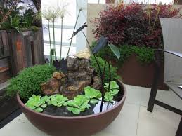 Punya taman di samping rumah seperti ini akan sangat membantu kamu untuk bisa lebih santai di rumah. 6 Inspirasi Taman Mini Ini Bisa Bikin Rumah Tambah Asri Tanpa Perlu Lahan Luas