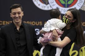 Minik eda babası mesut özil'i böyle izledi fenerbahçe'ye transfer olan ünlü futbolcu mesut özil'in oyuncu eşi amine gülşe sosyal medyanın ilgi odağı olmaya devam ediyor. Mesut Ozil Resmen Fenerbahce De