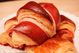 Les Croissants Bicolores A La Pate De Pralines Roses Pate De Praline Croissants Idee Recette