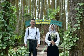Melakukan prewedding bagi para hijabers dengan gaya casual & sederhana. Fotografer Pernikahan Wedding Yogyakarta Indonesia Outdoor Hijab Simple Casual Prewedding Photo