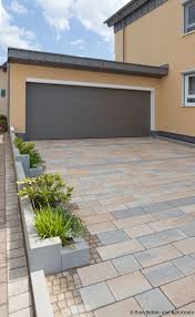 Garageneinfahrt Mit Farbspiel Garageneinfahrt Einfahrt Gestalten Garage Einfahrt