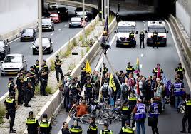 Tientallen demonstranten blokkeren A12 in Den Haag: 'We komen terug met meer' | Hart van Nederland