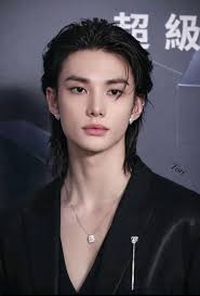 Hello everybody. This Instagram account is impersonating Hyunjin:  _hyunjinnnn.908 He says this is his private account to chat with fans. I  started the conversation with him with the aim of getting proof