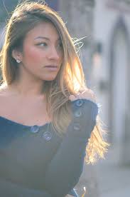 Immagini Belle : persona, sfocatura, ragazza, donna, luce del sole, estate,  femmina, modello, giovane, primavera, moda, blu, capi di abbigliamento,  signora, stile di vita, espressione facciale, acconciatura, Sorriso,  capelli lunghi, all'aperto, viso,