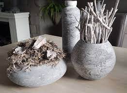 2 glazenpotten bewerkt met muurvuller van action en geverfd met home deco verf ook van action en wat decoratie decoratie binnenhuisdecoratie diy huisdecoratie