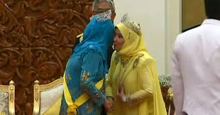 Cik puan julia aishah binti abdul rais, known professionally as julia rais, (born 19 february 1971) is a malaysian former model and actress. Cik Puan Julita Aishah Biodata