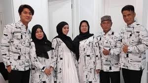 Hal ini sudah jamak dilakukan diberbagai tempat di indonesia termasuk dalam adat jawa. Kompak Pakai Baju Seragam Rizky Billar Dan Lesti Kejora Siap Menikah