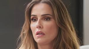 Foto: Em Elas por Elas,. Roberto (Cassio Gabus Mendes) provoca Lara  (Deborah Secco) por causa de Mario (Lazaro Ramos)