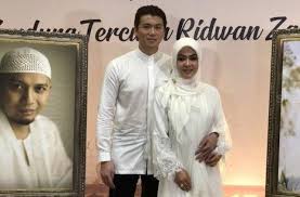 Syahrini terlihat chic dalam balutan blazer dan trousers. Dibocorkan Fans Syahrini Sudah Hamil 4 Bulan Matamata Com